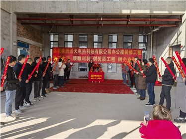 落日歸山海，煙火向新晨。開工大吉大利。